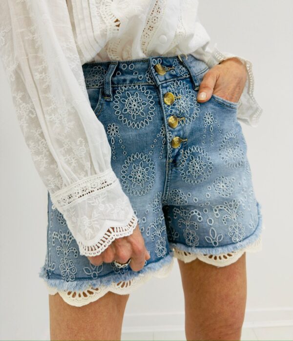 Short brodé